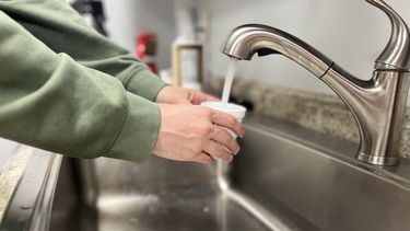 muere hombre en florida a causa de la ameba comecerebros tras tomar agua de la pila