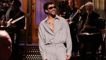 Esta imagen publicada por NBC muestra al presentador Bad Bunny durante su monólogo en Saturday Night Live en Nueva York el sábado 4 de octubre de 2025. (Will Heath/NBC via AP)