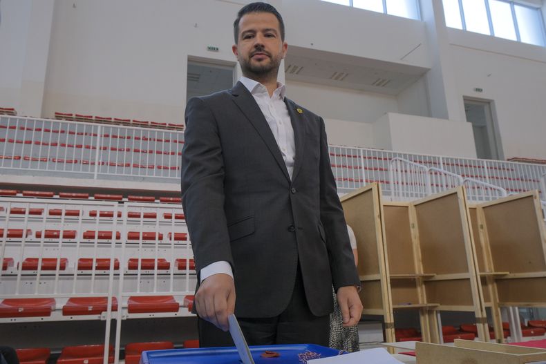 El presidente de Montenegro, Jakov Milatovi, deposita su voto en una casilla electoral el domingo 11 de junio de 2023, en Podgorica, Montenegro. (AP Foto/Risto Bozovic)