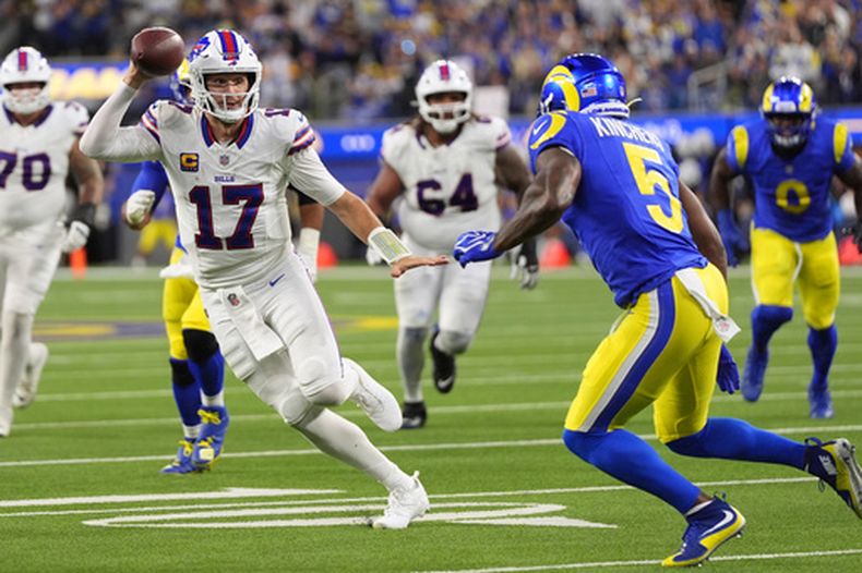 El quarterback de los Bills de Buffalo, Josh Allen, a la izquierda, corre con el balón mientras el safety de los Rams de Los Ángeles, Kamren Kinchens, defiende durante la segunda mitad de un partido de fútbol americano de la NFL, el lunes 12 de octubre de 2026, en Inglewood, California. (Foto AP/Gregory Bull)