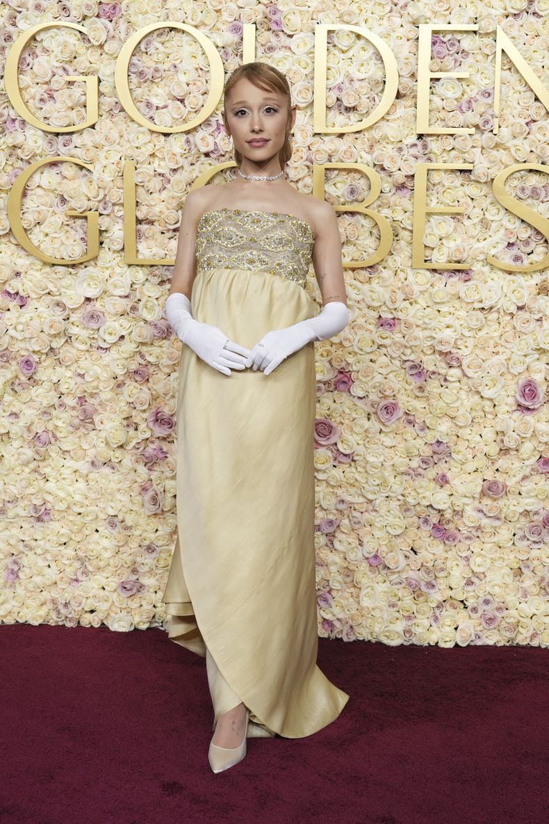 Ariana Grande llega a la 82ª edición de los Globos de Oro el domingo 5 de enero de 2025 en el Beverly Hilton de Beverly Hills, California. (Foto Jordan Strauss/Invision/AP)