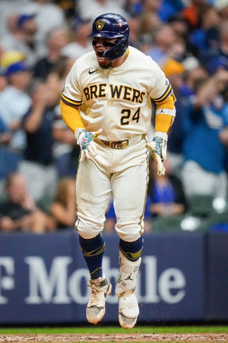 William Contreras, de los Cerveceros de Milwaukee, celebra una carrera producida durante la sexta entrada del Juego 2 de la Serie de Campeonato de la Liga Nacional ante los Dodgers de Los Ángeles, el lunes 12 de octubre de 2026, en Milwaukee. (AP Foto/Ashley Landis)
