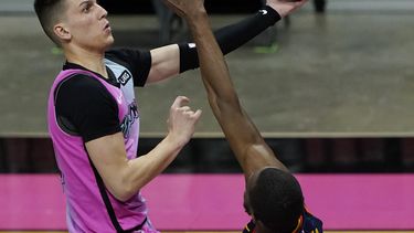 Oladipo debuta en triunfo de Heat ante Warriors