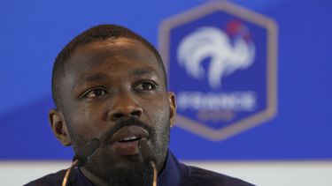 El francés Marcus Thuram habla durante una conferencia de prensa en Paderborn, Alemania, el sábado 15 de junio de 2024. Francia jugará contra Austria durante su partido de fútbol del Grupo D en el torneo de fútbol Euro 2024 el 17 de junio. (AP Foto/Hassan Ammar)