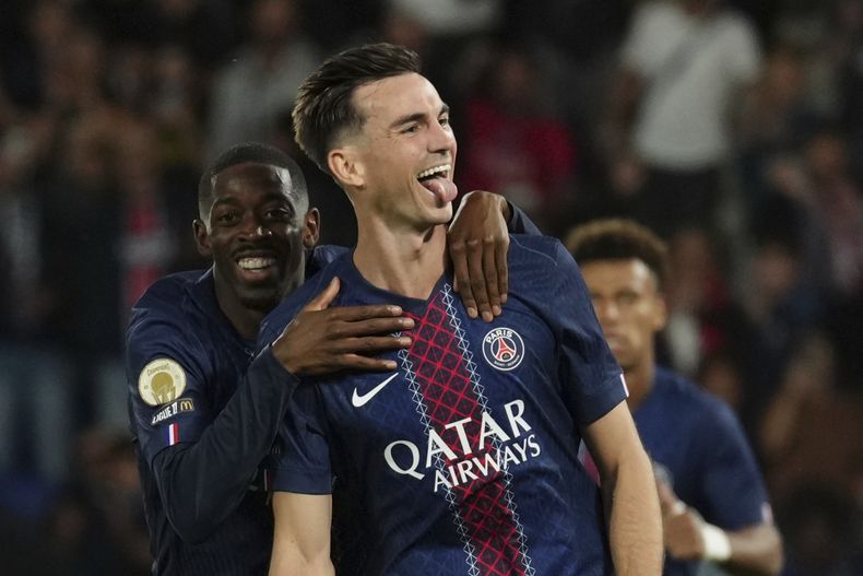 El español Fabián Ruiz, del París Saint-Germain, festeja junto con su compañero Ousmane Dembélé, luego de anotar ante el Angers en un duelo de la liga francesa, el viernes 22 de agosdto de 2025 (AP Foto/Aurelien Morissard)