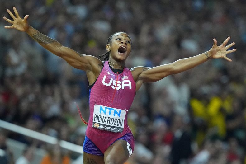 ARCHIVO - ShaCarri Richardson, de Estados unidos, festeja luego de ganar el oro en los 100 metros durante el Mundial de atletismo en Budapest, el 21 de agosto de 2023 (AP Foto/Petr David Josek, archivo)