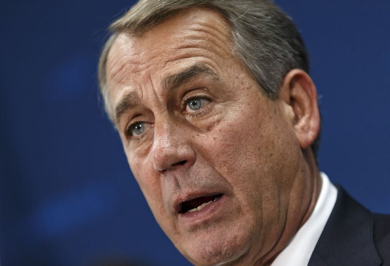 John Boehner, republicano y presidente de la C&aacute;mara de Representantes, habla con los reporteros despu&eacute;s de una reuni&oacute;n sobre estrategia partidista, el mi&eacute;rcoles 7 de mayo de 2014 en Washington. (Foto AP/J. Scott Applewhite)