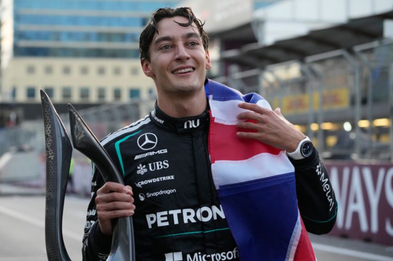George Russell tras su victoria en el Gran Premio de Azerbaitán, el sábado 26 de septiembre de 2026, en Bakú. (AP Foto/Pavel Bednyakov)