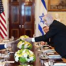 El primer ministro israelí Benjamin Netanyahu, derecha, le entrega al presidente Donald Trump una carpeta durante una reunión en el Salón Azul de la Casa Blanca, el lunes 7 de julio de 2025, en Washington. (AP Foto/Alex Brandon)