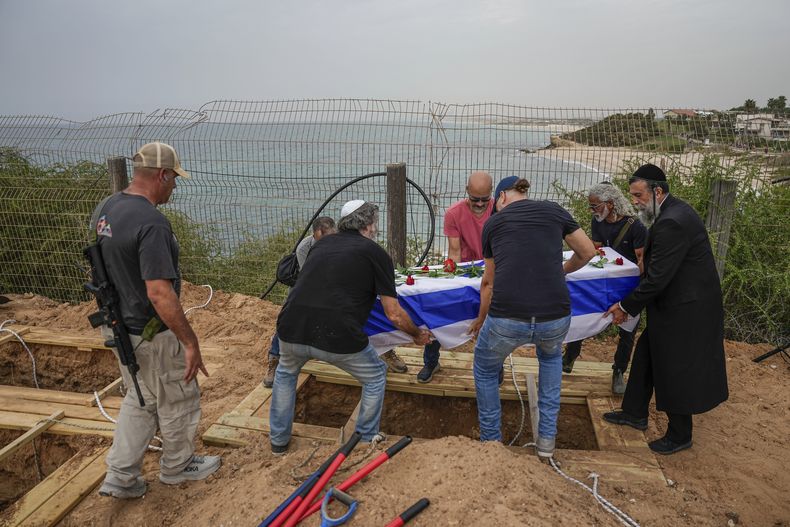 Familiares y amigos de Yonat Or cargan con su ataúd durante su entierro en el kibutz Palmachim, Israel, el 29 de octubre de 2023. (AP Foto/Ariel Schalit)
