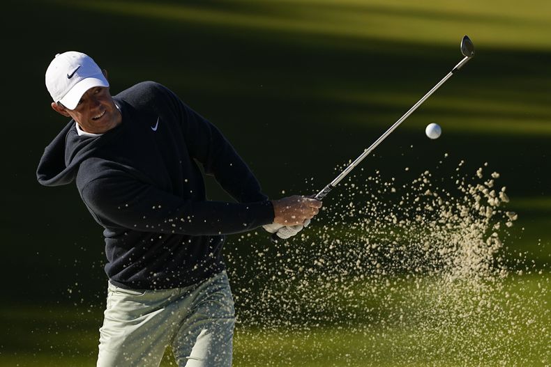 Rory McIlroy desde el bunker del 14to hoyo del Wells Fargo Championship en el campo del Quail Hollow Club, el jueves 4 de mayo de 2023, en Charlotte. (AP Foto/Chris Carlson)