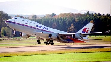 americateve | Piezas de metal con remaches halladas en la costa sudoeste de Australia son examinadas para determinar si pertenecen al avión malasio desaparecido el ocho de marzo.