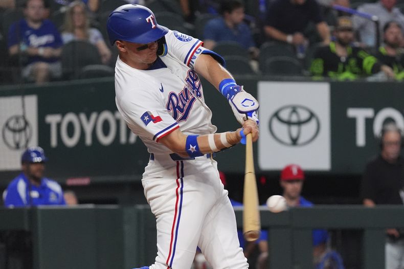 Josh Jung, de los Rangers de Texas, conecta un jonrón durante la primera entrada de un juego de béisbol contra los Rockies de Colorado, el martes 13 de mayo de 2025, en Arlington, Texas. (AP Foto/LM Otero)