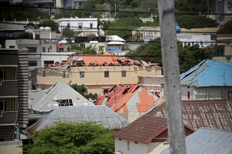 Foto de daños a edificios después de un ataque en Mogadiscio, Somalia, el 5 de octubre del 2025. (AP foto/Farah Abdi Warsameh)