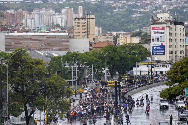Los manifestantes caminan al salir del barrio de Petare para manifestarse contra los resultados oficiales de las elecciones que declararon ganador al presidente Nicolás Maduro, el día después de las elecciones presidenciales en Caracas, Venezuela, el lunes 29 de julio de 2024. (AP Foto/Matías Delacroix)