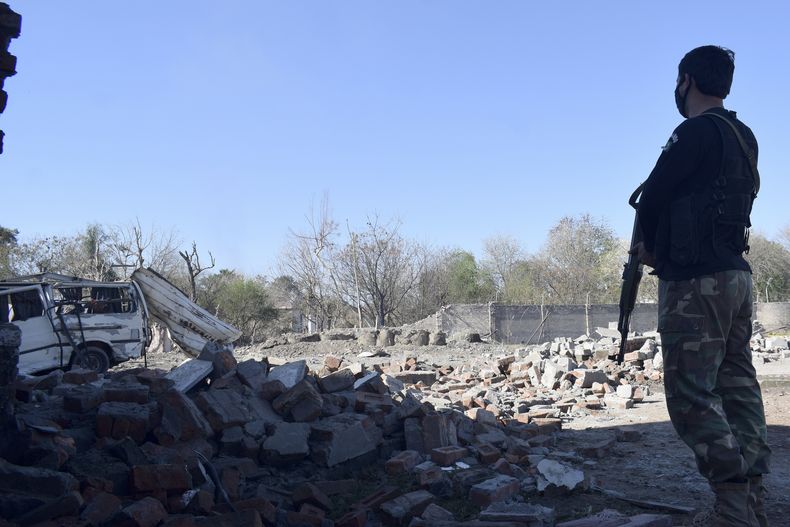 Un policía examina los daños causados por un atentado suicida en la víspera, en Bannu, en el noroeste de Pakistán, el 5 de marzo de 2025. (AP Foto/Ijaz Muhammad)