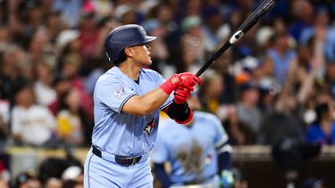 El bateador de los Padres de San Diego, Kazuma Okamoto, observa su jonrón de tres carreras contra los Azulejos de Toronto en la quinta entrada de un partido de béisbol, el viernes 10 de julio de 2026, en San Diego. (Foto AP/Derrick Tuskan)