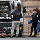 Policías buscan pistas junto a un elevador de cesta utilizado por ladrones el domingo 19 de octubre de 2025 en el museo del Louvre en París. (Foto AP/Thibault Camus)