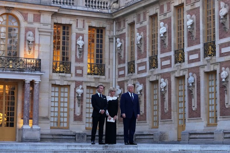 El presidente estadounidense Donald Trump es recibido por su homólogo francés Emmanuel Macron y la primera dama Brigitte Macron, a su llegada al Palacio de Versalles, el miércoles 17 de junio de 2026, en Versalles, Francia. (Foto AP/Julia Demaree Nikhinson)