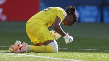 La portera nigeriana Chiamaka Nnadozie festeja tras el empate ante Canadá en el Mundial femenino, el viernes 21 de julio de 2023, en Melbourne (AP Foto/Victoria Adkins)