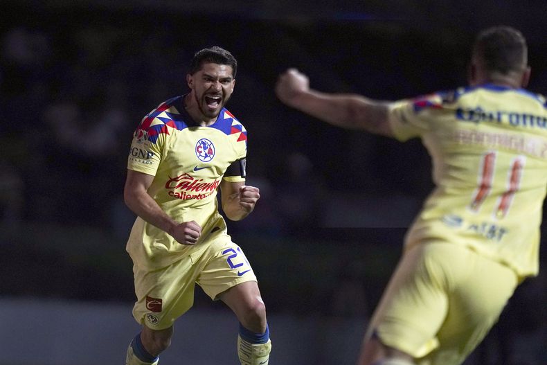 Henry Martín (izquierda) celebra con su compañero Jonathan Rodríguez tras anotar el segundo gol del América en la victoria 2-0 ante León en los cuartos de final de la Liga MX, el sábado 2 de diciembre de 2023, en el estadio Azteca. (AP Foto/Marco Ugarte)
