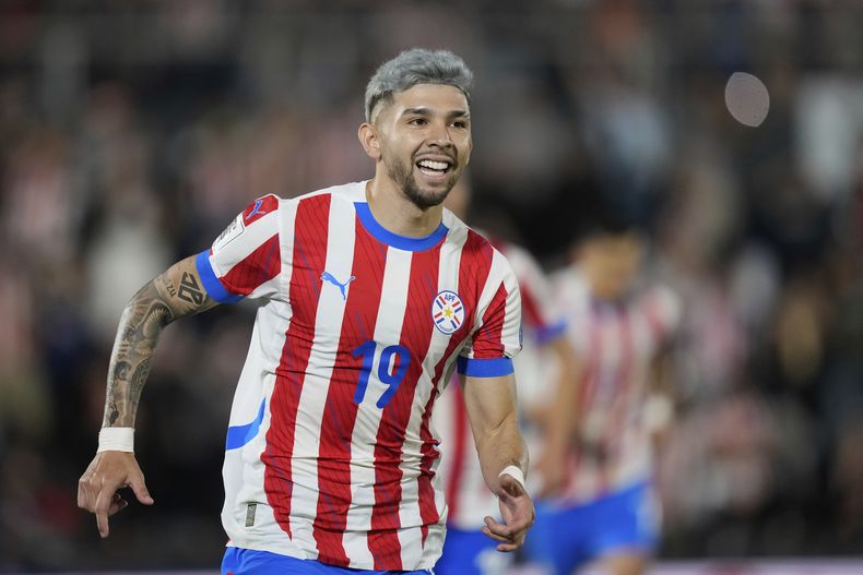 Julio Enciso, de la selección de Paraguay, celebra tras anotar el segundo tanto de su equipo ante Uruguay en un duelo de la eliminatoria mundialista, el jueves 5 de junio de 2025 en Asunción (AP Foto/Jorge Sáenz)