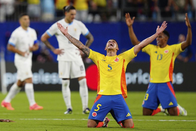 El mediocampista de Colombia, Kevin Castaño, celebra tras vencer a Uruguay en la semifinal de la Copa América en Charlotte, N.C., miércoles 10 julio, 2024. (AP Foto/Jacob Kupferman)