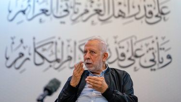 El subsecretario general de Yihad Islámica, Mohammed al-Hindi, habla en entrevista con The Associated Press en Estambul el lunes 28 de septiembre de 2026. (AP Foto/Emrah Gurel)