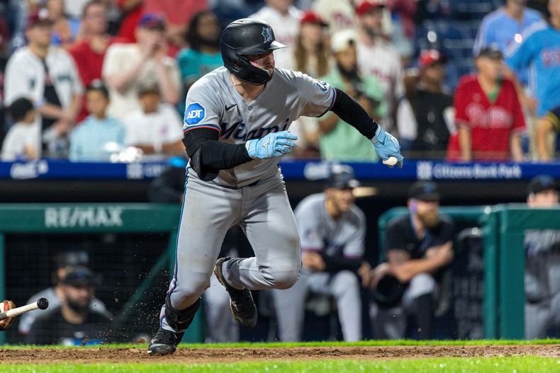Liam Hicks, de los Marlins de Miami, corre a primera base después de conectar un sencillo impulsor de carrera en la décima entrada de un juego de béisbol contra los Filis de Filadelfia, el martes 23 de septiembre de 2025, en Filadelfia. (AP Photo/Laurence Kesterson)