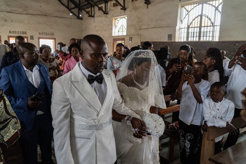 Una pareja se casa en medio del brote de ébola en la provincia de Ituri, en Bunia, en la República Democrática del Congo, el 6 de junio del 2026. (AP foto/Moses Sawasawa)