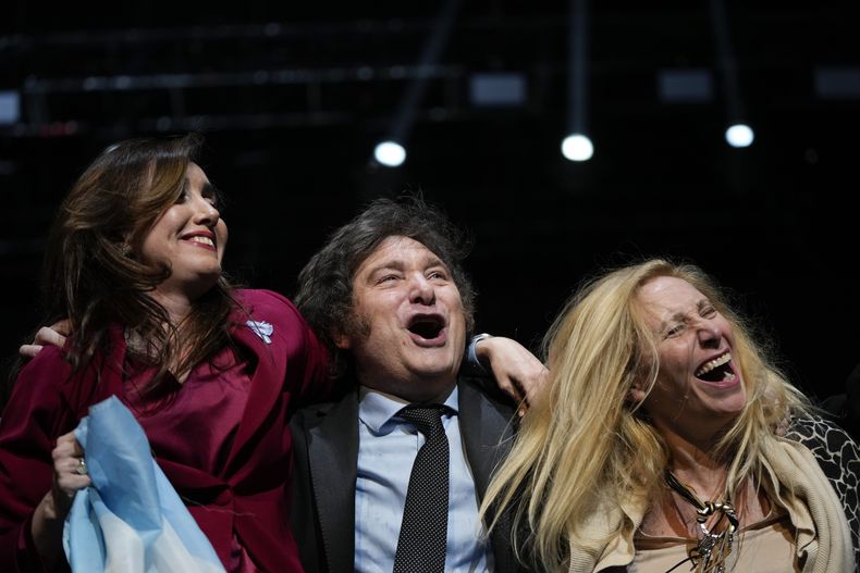 El candidato presidencial Javier Milei, en el centro, su hermana Karina, a la derecha, y su compañera de fórmula Victoria Villarruel en un acto de campaña en Buenos Aires, Argentina, el 18 de octubre de 2023. La propuesta de Milei y Villarruel ganó con contundencia la presidencia de Argentina en el balotaje del 19 de noviembre. (AP Foto/Natacha Pisarenko, Archivo)