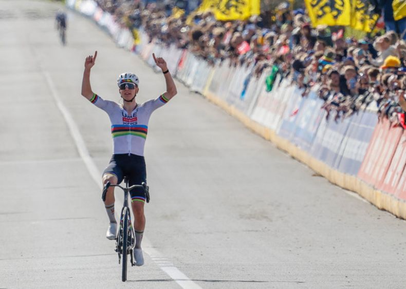 El esloveno Tadej Pogacar cruza la línea de meta para ganar el Tour de Flandes en Oudenaarde, Bélgica el domingo 5 de abril del 2026. (AP Foto/Geert Vanden Wijngaert)
