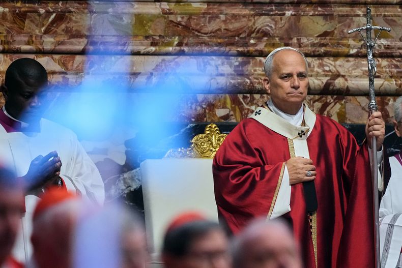 ARCHIVO - El papa León XIV llega a la basílica de San Pedro en el Vaticano para una misa por el difunto papa Francisco y los cardenales fallecidos, el 3 de noviembre de 2025. (AP Foto/Andrew Medichini, archivo)