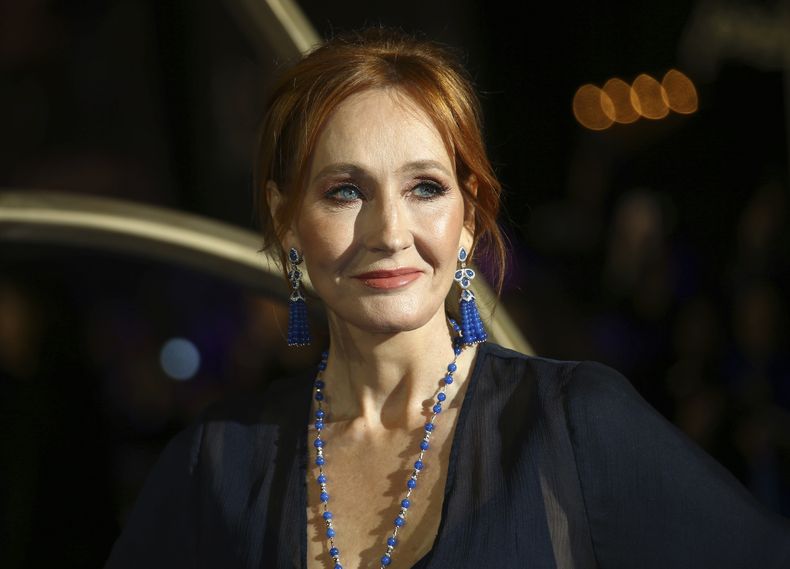 ARCHIVO - J.K. Rowling posa para los fotógrafos a su llegada al estreno de la película Fantastic Beasts: The Crimes of Grindelwald, en Londres, el 13 de noviembre de 2018. La policía dice que J.K. Rowling no violó la ley con tuits criticando la nueva ley de discurso de odio de Escocia y refiriéndose a las mujeres transgénero como hombres. (Foto Joel C Ryan/Invision/AP, archivo)