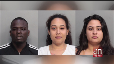 las autoridades de miami arrestaron a tres personas acusadas de robo a mano armada