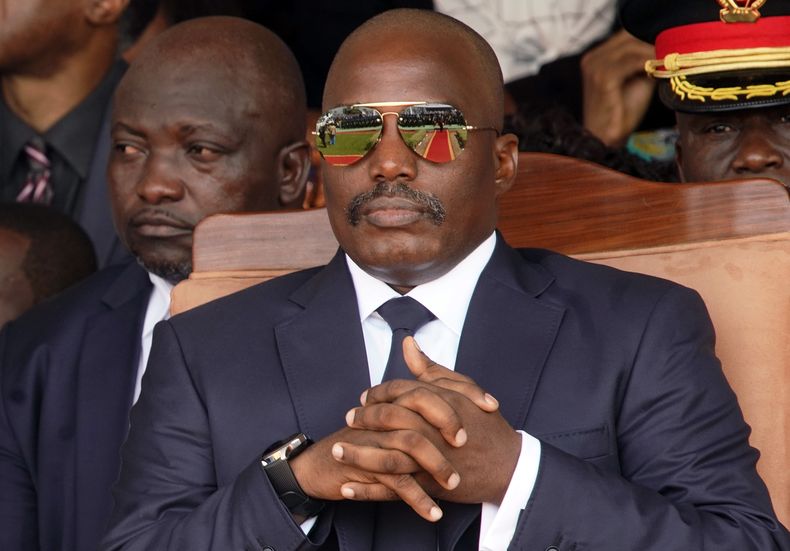 El presidente saliente, Joseph Kabila, en la ceremonia de investidura del presidente congolés Felix Tshisekedi en Kinshasa, República Democrática del Congo, el jueves 24 de enero de 2019. (AP Foto/Jerome Delay, Archivo)