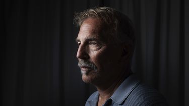 Kevin Costner posa para un retrato para promover la película Horizon: An American Saga en la 77a edición del Festival de Cine de Cannes en Francia el sábado 18 de mayo de 2024. (Foto Vianney Le Caer/Invision/AP)