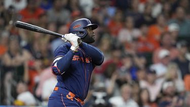 Álvarez, de Astros, recibe 3 strikes pero continúa turno