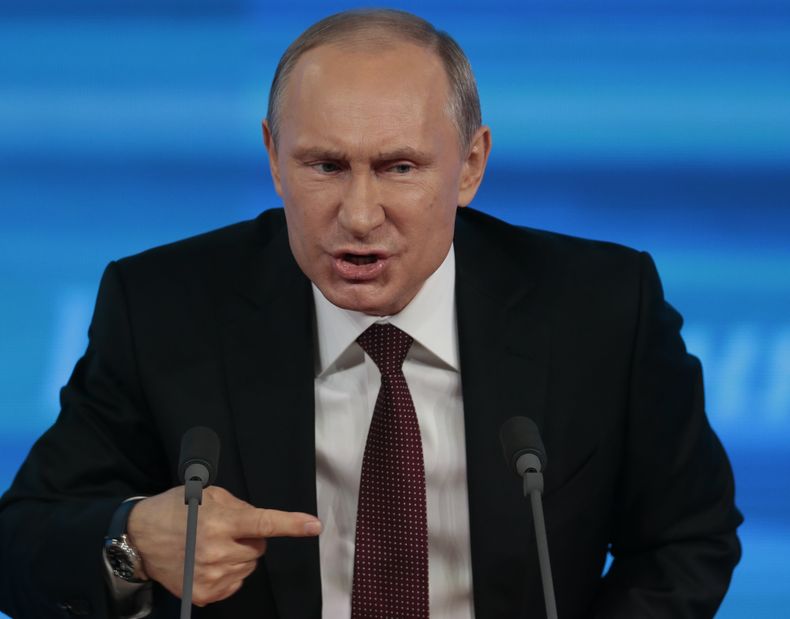El presidente ruso Vladimir Putin hace un gesto durante su conferencia de prensa anual en Mosc&uacute;, Rusia, el jueves 19 de diciembre de 2013. (Foto AP/Ivan Sekretarev)