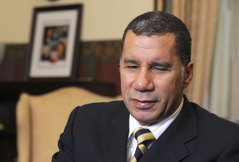 ARCHIVO - El entonces gobernador de Nueva York, David Paterson, habla durante una entrevista en el Capitolio de Albany, Nueva York, el martes 30 de noviembre de 2010. (Foto AP/Tim Roske, Archivo)