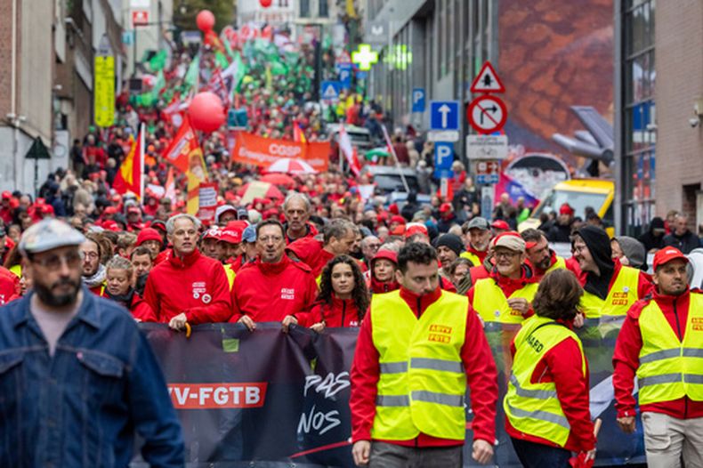 Manifestantes participan en una protesta nacional organizada por sindicatos belgas contra los recortes presupuestarios propuestos por el gobierno, en Bruselas, Bélgica, el 9 de octubre de 2026. (AP Foto/Geert Vanden Wijngaert)