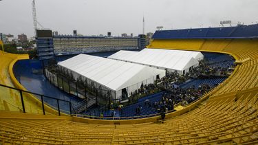 Socios de Boca Juniors se forman para votar en la elección del nuevo presidente del club argentino, el domingo 17 de diciembre de 2023, en Buenos Aires. (AP Foto/Gustavo Garello)