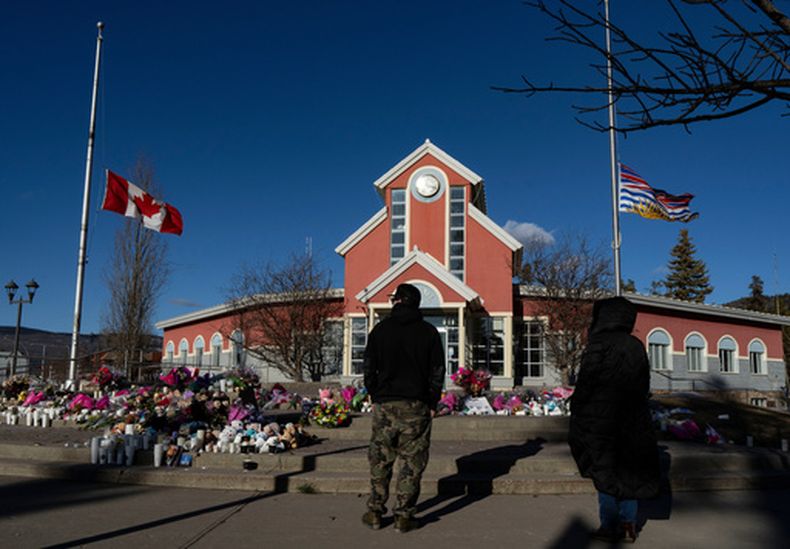 Objetos colocados en honor a las víctimas del tiroteo en la escuela, en Tumbler Ridge, Columbia Británica, Canadá, el 14 de febrero del 2026. (Christinne Muschi/The Canadian Press via AP)
