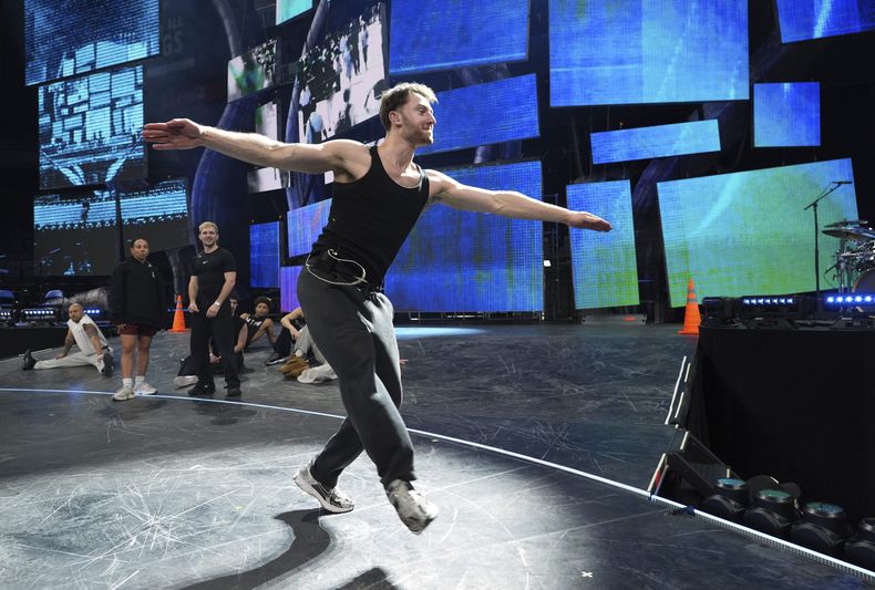 El bailarín Evan DeBenedetto ensaya un movimiento durante los preparativos para The Lifetimes Tour de Katy Perry en el Toyota Arena el miércoles 9 de abril de 2025, en Ontario, California. (Foto AP/Chris Pizzello)