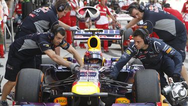 americateve | El australiano Mark Webber, de Red Bull, se adjudic&oacute; la pole en la clasificatoria para el Gran Premio de Jap&oacute;n. En la imagen, Webber es regresado a su garage al final de la &uacute;ltima pr&aacute;ctica en Suzuka, Jap&oacute;n, el s&aacute;b