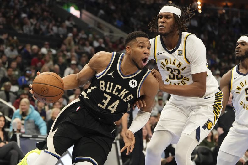 Giannis Antetokounmpo, de los Bucks de Milwaukee, trata de superar la marca defensiva de Myles Turner, de los Pacers de Indiana, durante la primera mitad del juego de baloncesto de la NBA cup, el viernes 22 de noviembre de 2024, en Milwaukee. (AP Foto/Morry Gash)
