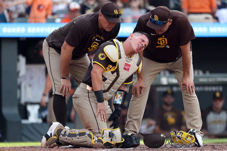 El cátcher de los Padres de San Diego Freddy Fermin abandona el juego en la sexta entrada ante los Orioles de Baltimore el sábado 13 de junio del 2026. (AP Foto/Daniel Kucin Jr.)