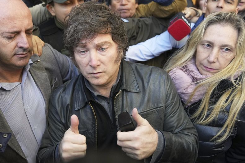 El presidente de Argentina, Javier Milei, hace un gesto de aprobación con el pulgar después de votar, acompañado por su hermana Karina Milei, a la derecha, durante las elecciones legislativas de la ciudad de Buenos Aires, Argentina, el domingo 18 de mayo de 2025. (AP Foto/Rodrigo Abd)