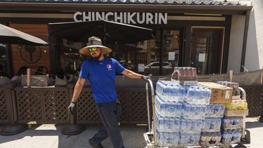 Un empleado lleva productos a un comercio en el distrito “Little Tokyo” de Los Ángeles, el 27 de julio de 2023.. (Foto AP /Damian Dovarganes)