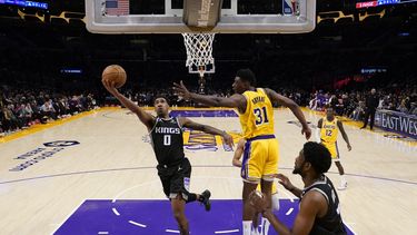 Kings derrotan a Lakers 116-111 en su 5ta victoria seguida